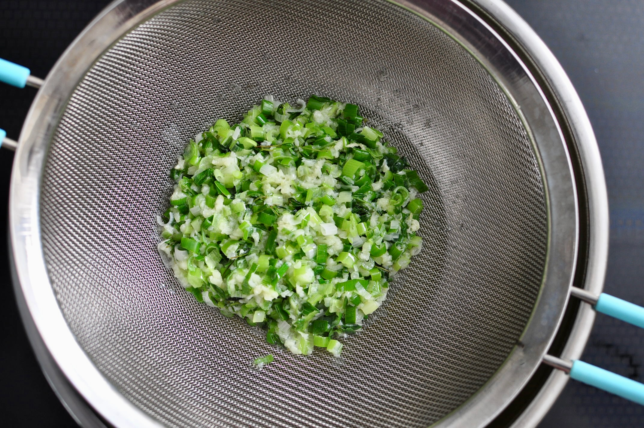 Drain the garlic and herbs.