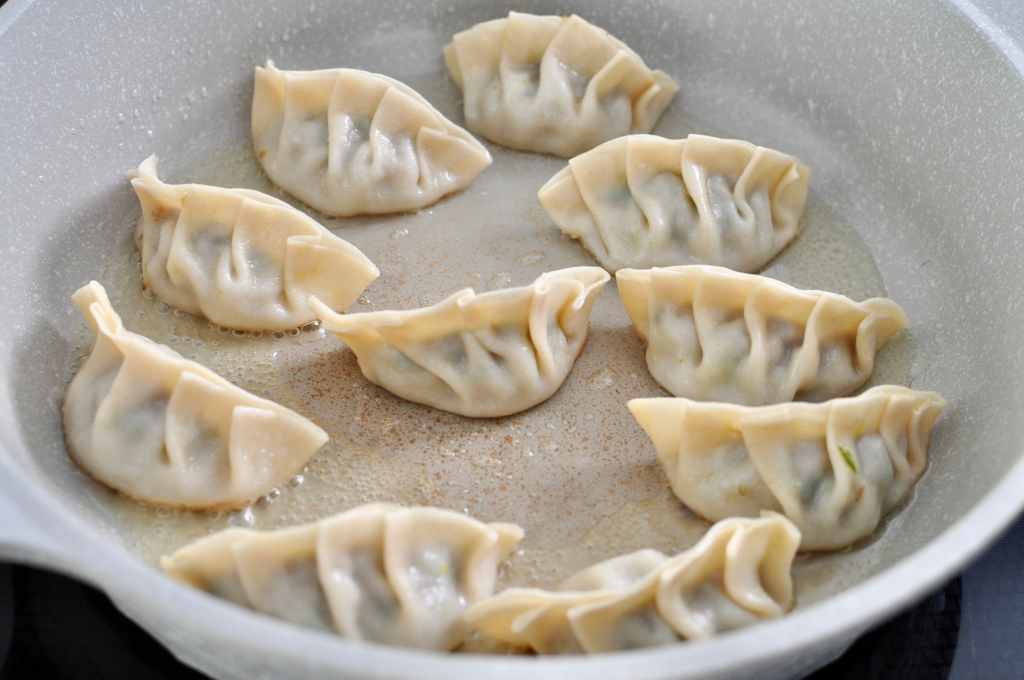 How to fry dumplings to make crispy potstickers
