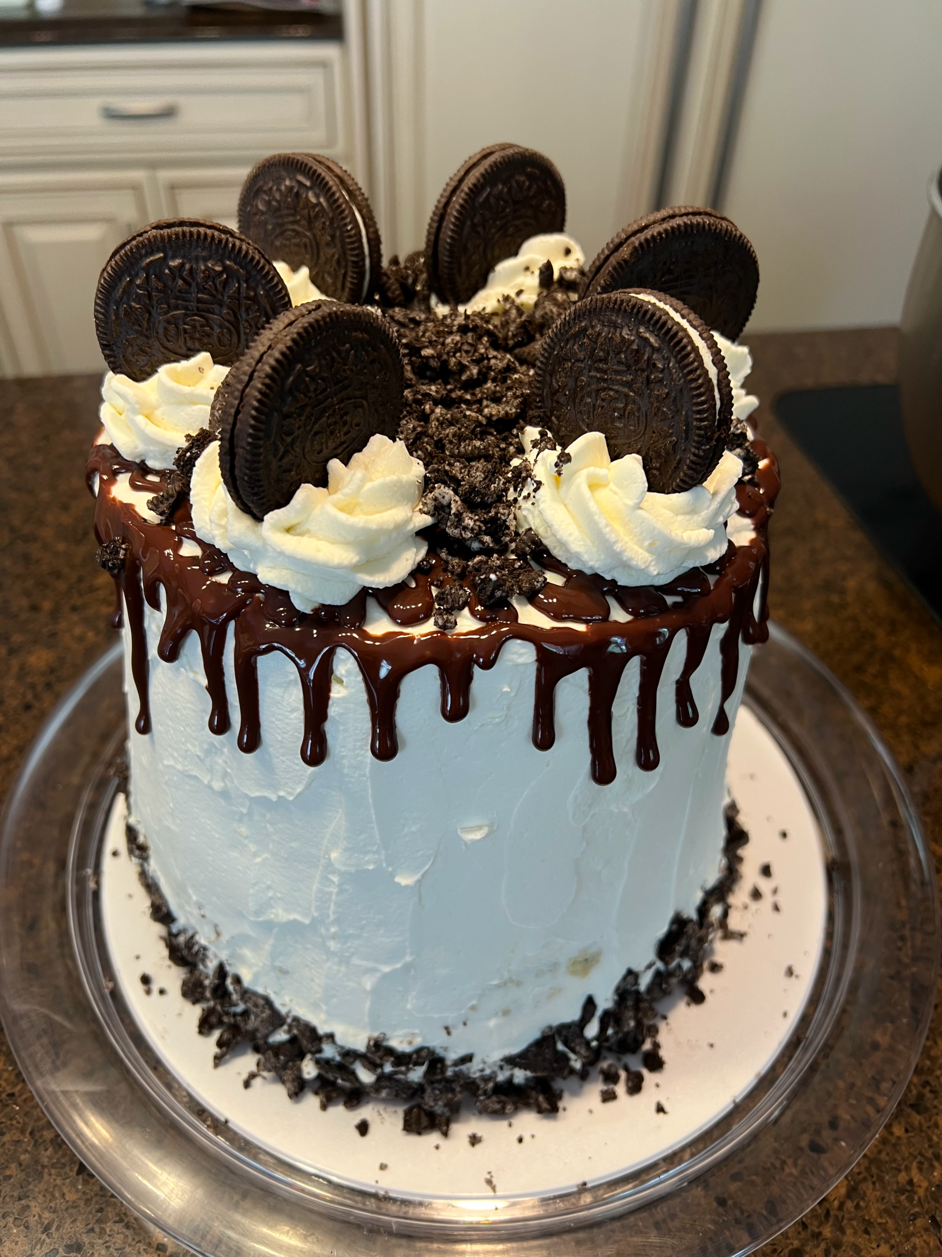 Chocolate cake with vanilla frosting and oreos