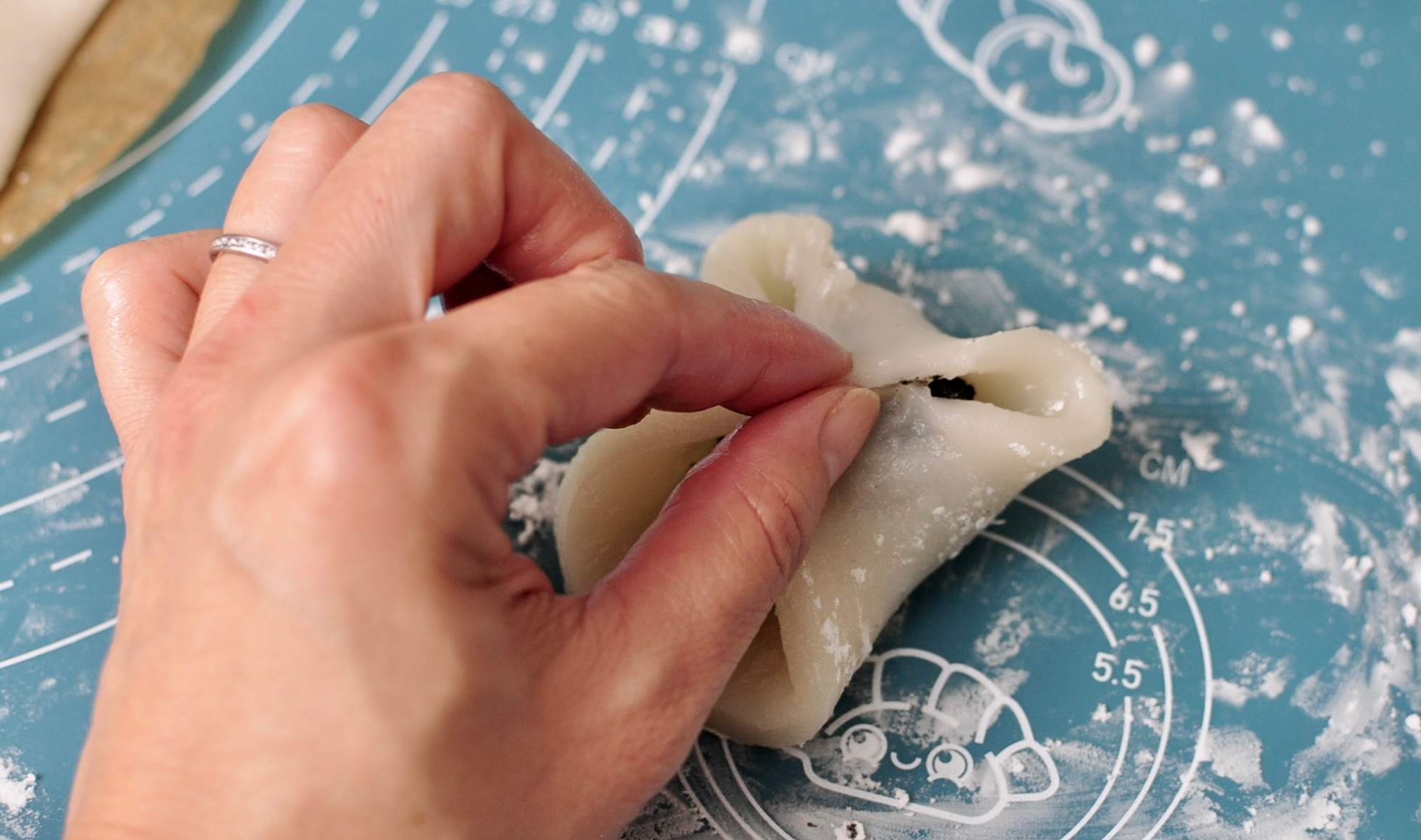 Mochi Pinch and Seal for Daifuku Black Sesame